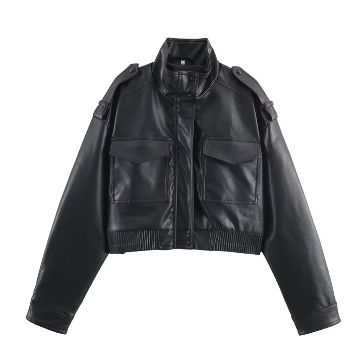 Damen nan kurz geschnittene Military-inspirierte Kunstlederjacke mit hohem Stehkragen, aufgesetzten Pattentaschen, Schulterklappen und geripptem Bund Echo Archiv