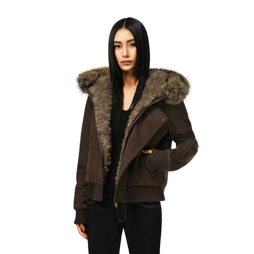 Damen kurze Lammfelloptik-Bomberjacke mit voluminöser Kapuzenblende und Daumenlochbündchen – Avenza