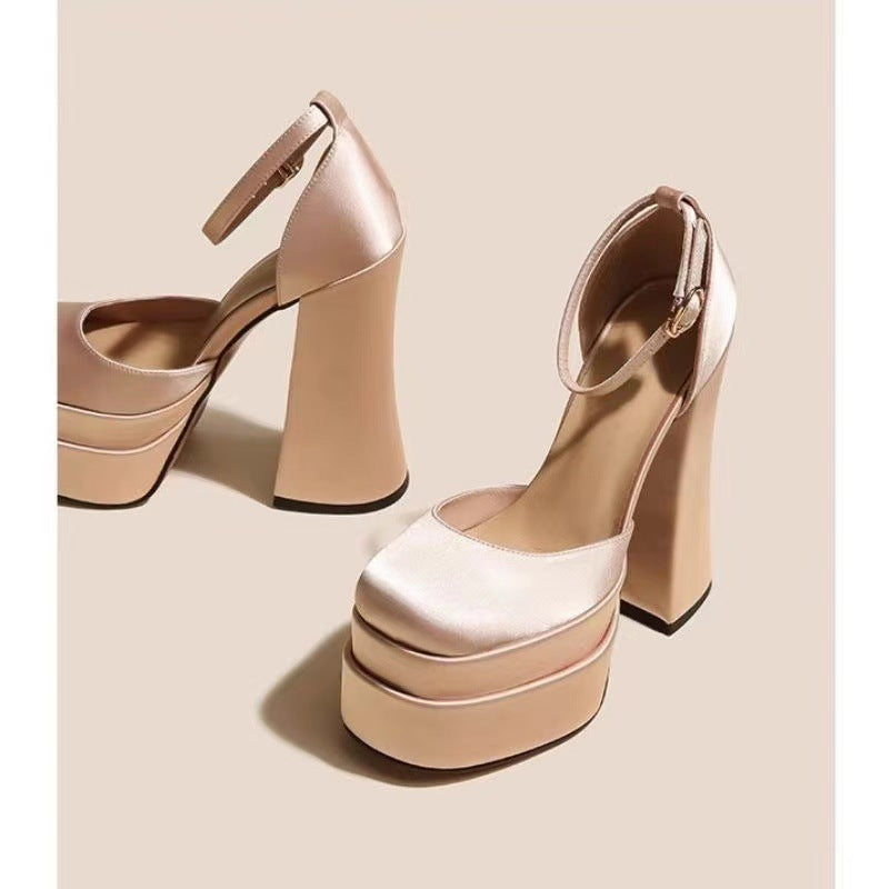 Damen nan Plateau-Sandalette mit skulpturellem Blockabsatz, quadratischer Zehenpartie und kristallbesetztem Knöchelriemen Echo Archiv