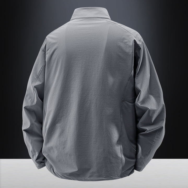 Herren Leichte urbane Windjacke mit Stehkragen, wasserabweisender Gewebemischung und verdeckten Reißverschlüssen Echo Archiv