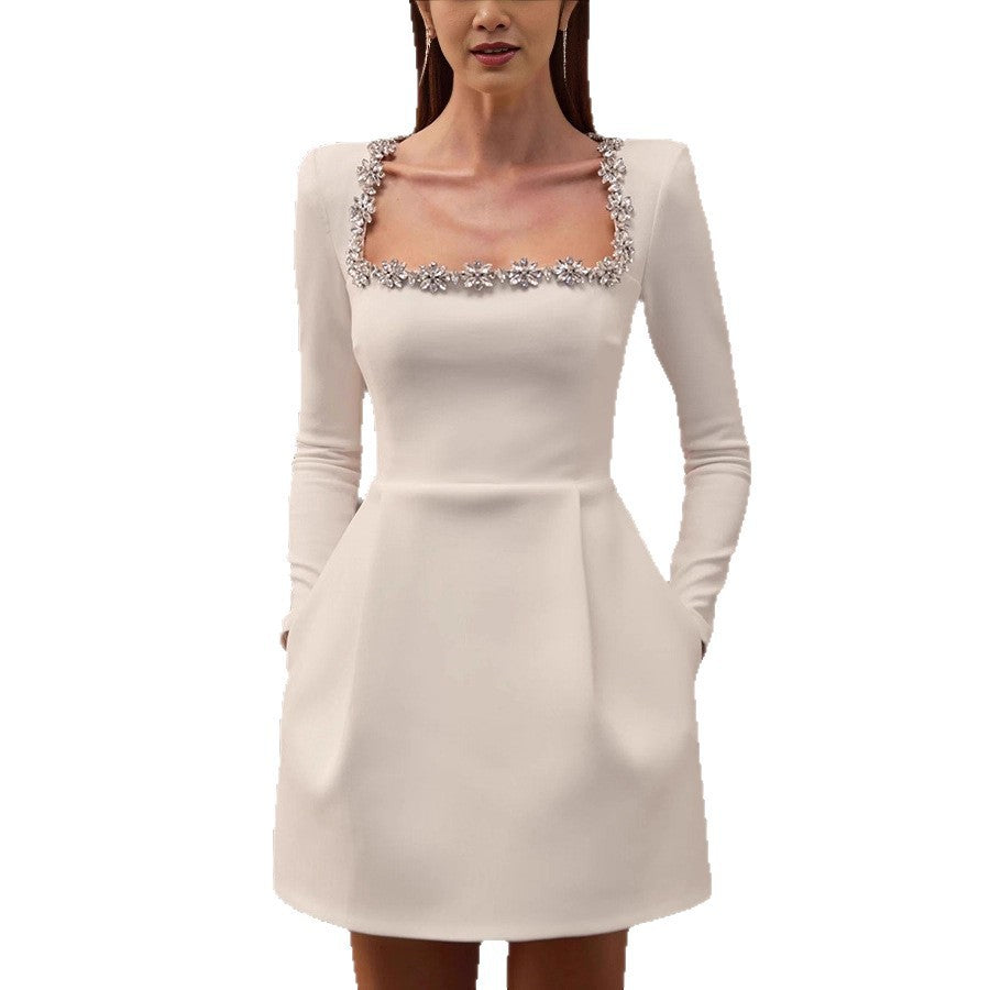 Damen Elegantes Samtkleid mit Blumenapplikationen und U-Boot-Ausschnitt Echo Archiv