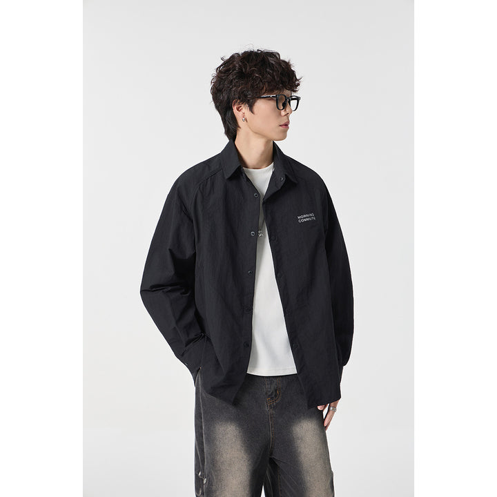 Unisex Lockeres Coach-Shirtjacke mit Kentkragen, Druckknopfleiste und minimalem Brustprint Echoarchiv
