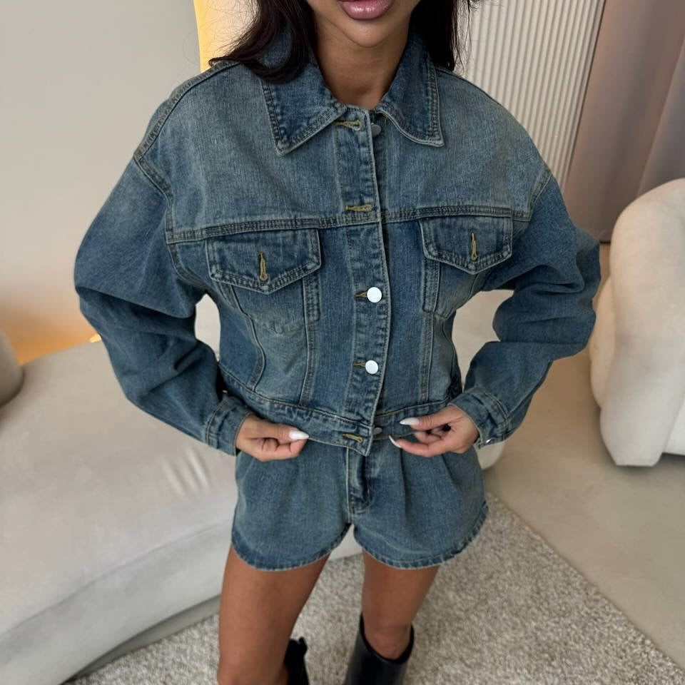 Damen Kurzgeschnittenes Jeans-Set mit verkürzter Jeansjacke und taillenhohen Shorts – Élanora