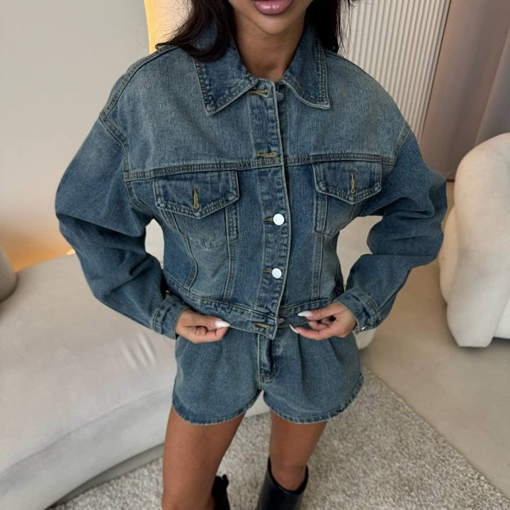 Damen Kurzgeschnittenes Jeans-Set mit verkürzter Jeansjacke und taillenhohen Shorts – Élanora