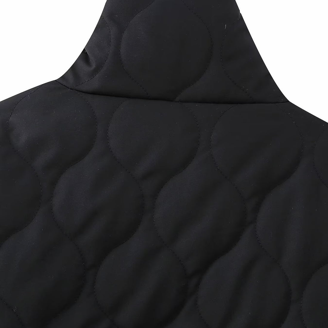 Damen Kurz gesteppte Jacke mit hohem Stehkragen und Rüschentaschen Echoarchiv