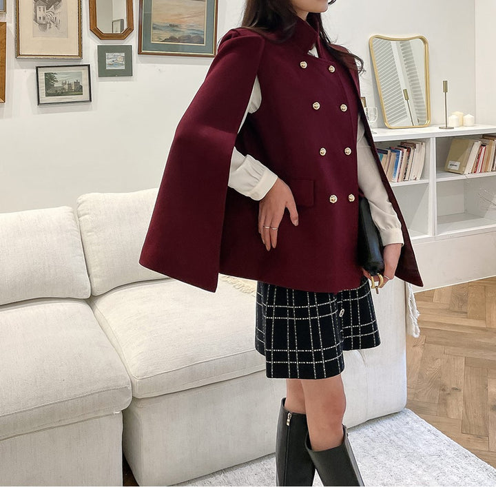 Damen Mantelcape im Tailoring‑Look mit doppelreihiger Knopfleiste und markanter Schulter Echoarchiv