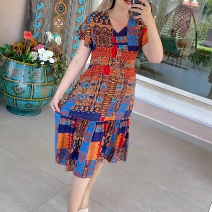 Damen nan gestuftes Midikleid mit V-Ausschnitt, kurzen Ärmeln und Patchwork-Optik Echo Archiv