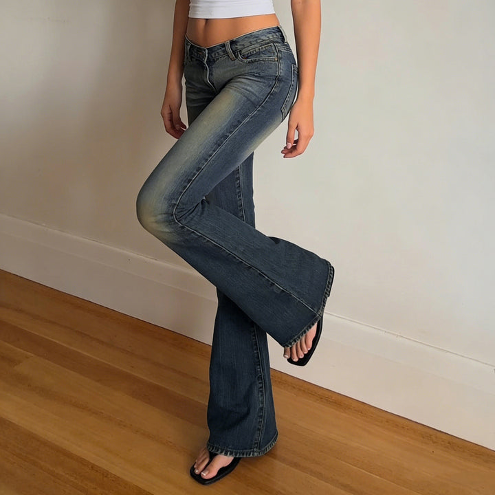 Damen Schlagjeans mit Used-Effekt, Whiskering und ausgestelltem Bein – Dénora