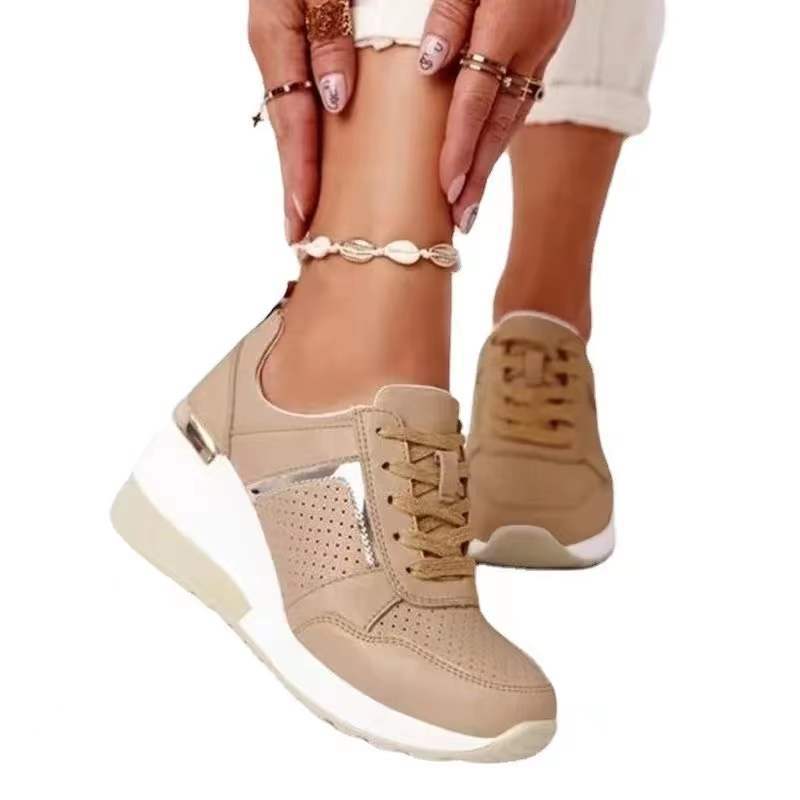 Damen Keil-Sneaker mit perforiertem Obermaterial, gepolstertem Komfortkragen und reflektierenden Metalldetails Echo Archiv