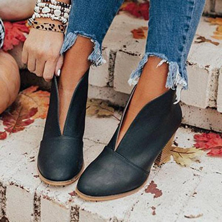 Damen nan knöchelhohe V-Cut Stiefelette mit gestapeltem Blockabsatz und spitz zulaufender Vorderkappe Echo Archiv
