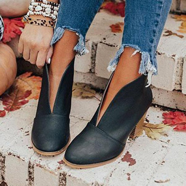 Damen nan knöchelhohe V-Cut Stiefelette mit gestapeltem Blockabsatz und spitz zulaufender Vorderkappe Echo Archiv
