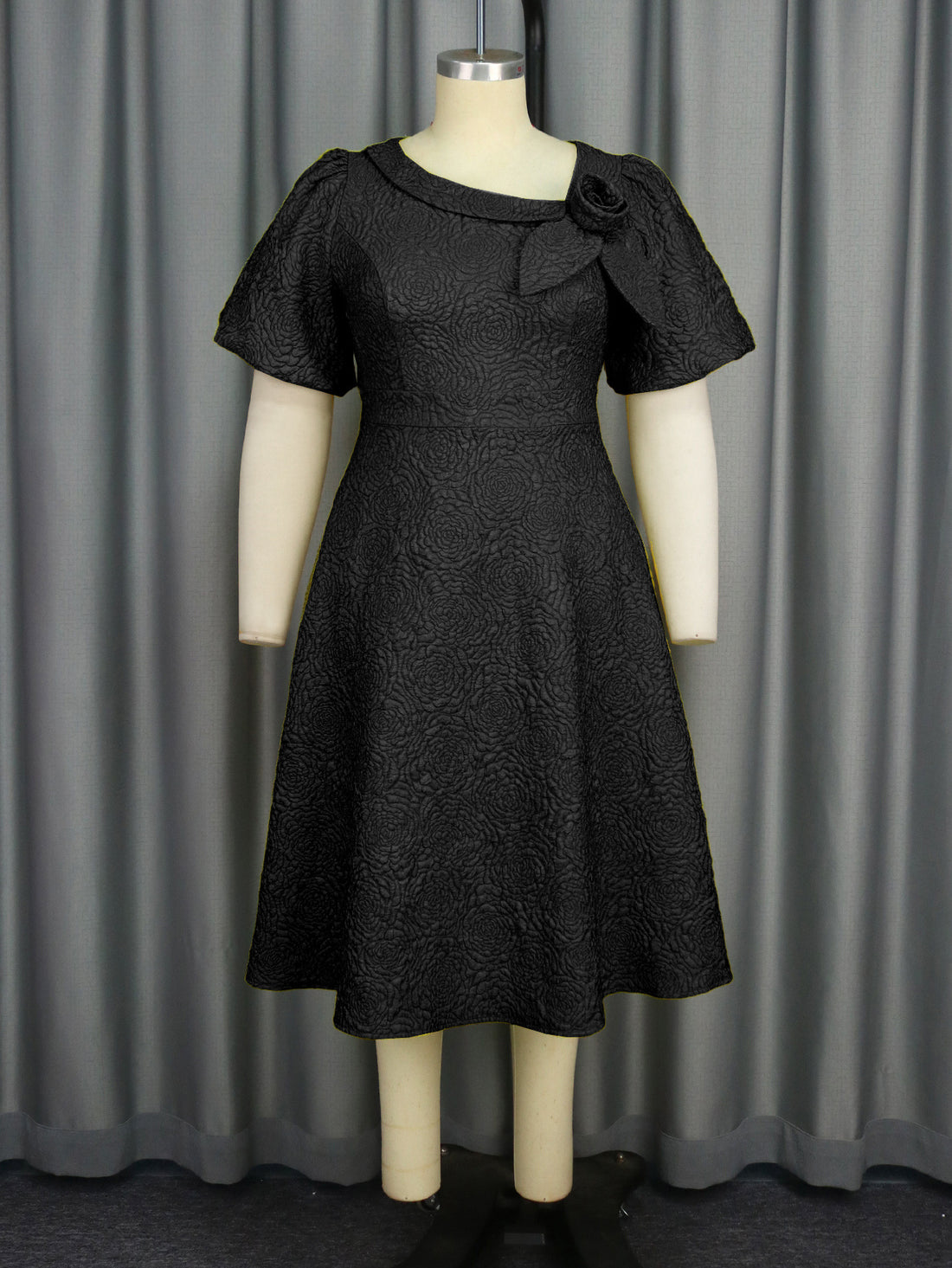 Damen Elegantes Kleid mit strukturierter Blumenapplikation – Élara