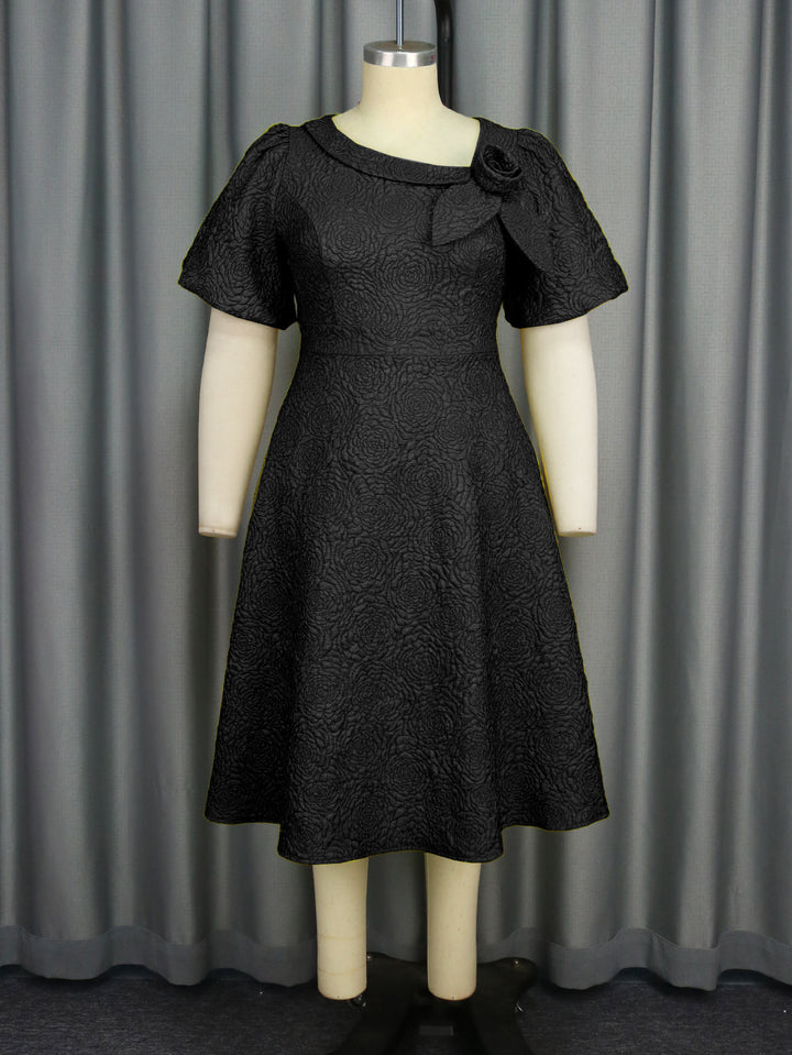 Damen Elegantes Kleid mit strukturierter Blumenapplikation Echo Archiv