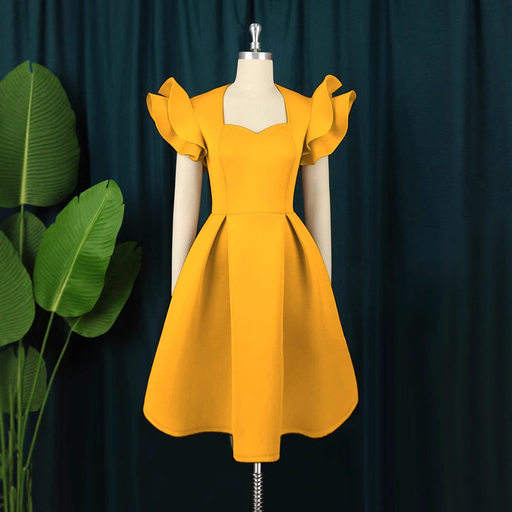 Damen elegantes Kleid mit voluminösen Rüschensäumen Echo Archiv