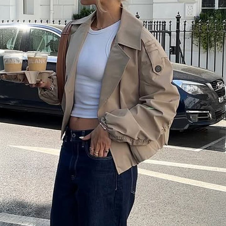 Damen verkürzter Trenchcoat mit doppelt geknöpfter Vorderseite, weitem Revers und elastischen Manschetten – Avérine