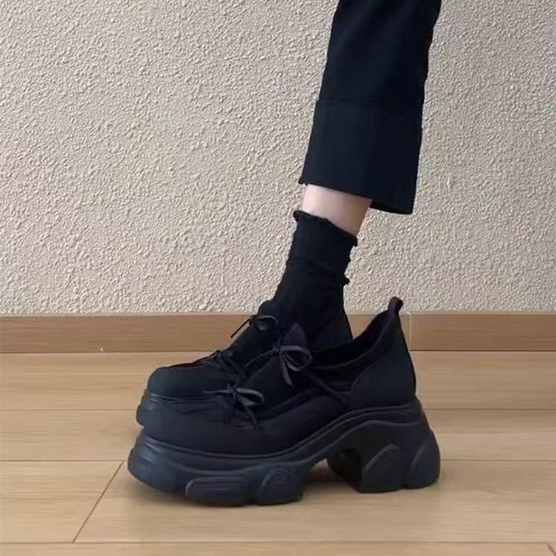 Damen Skulpturale Plateau‑Sneaker mit überhöhter Chunky‑Sohle und dekorativem Schleifenriemen – Névara