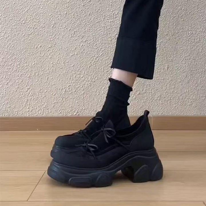 Damen Skulpturale Plateau‑Sneaker mit überhöhter Chunky‑Sohle und dekorativem Schleifenriemen – Névara