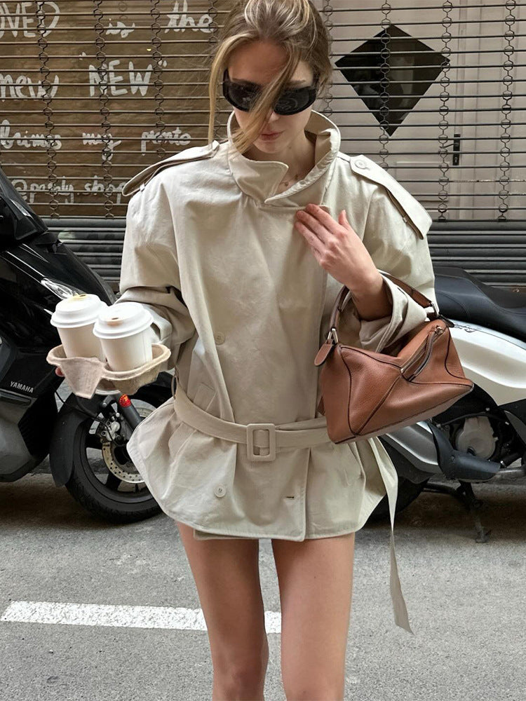 Damen Kurztrenchcoat aus Baumwollmix mit Taillengürtel & Schulterklappen Echoarchiv