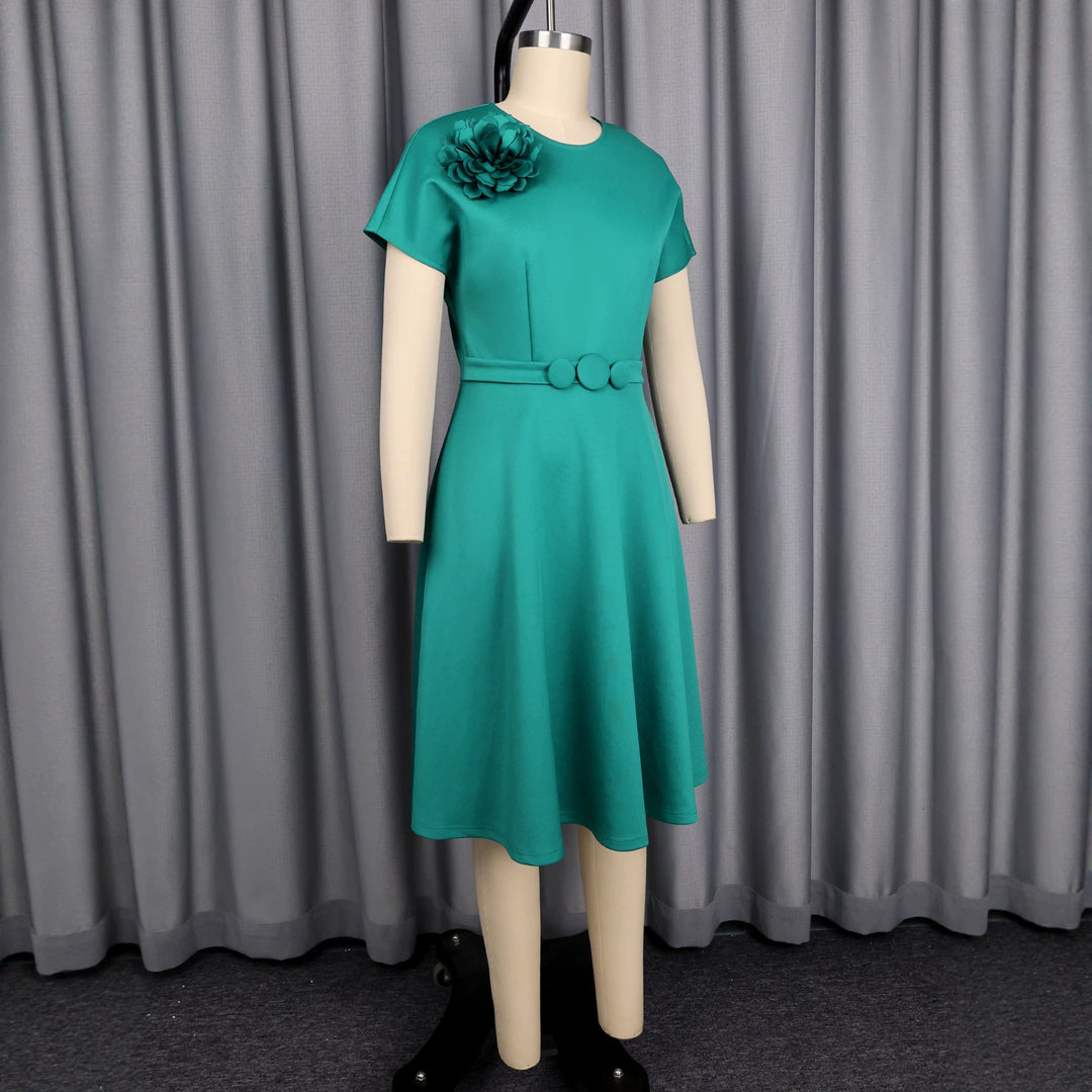 Damenkleid mit elegantem Gürtel und dekorativem Blumenakzent Echo Archiv