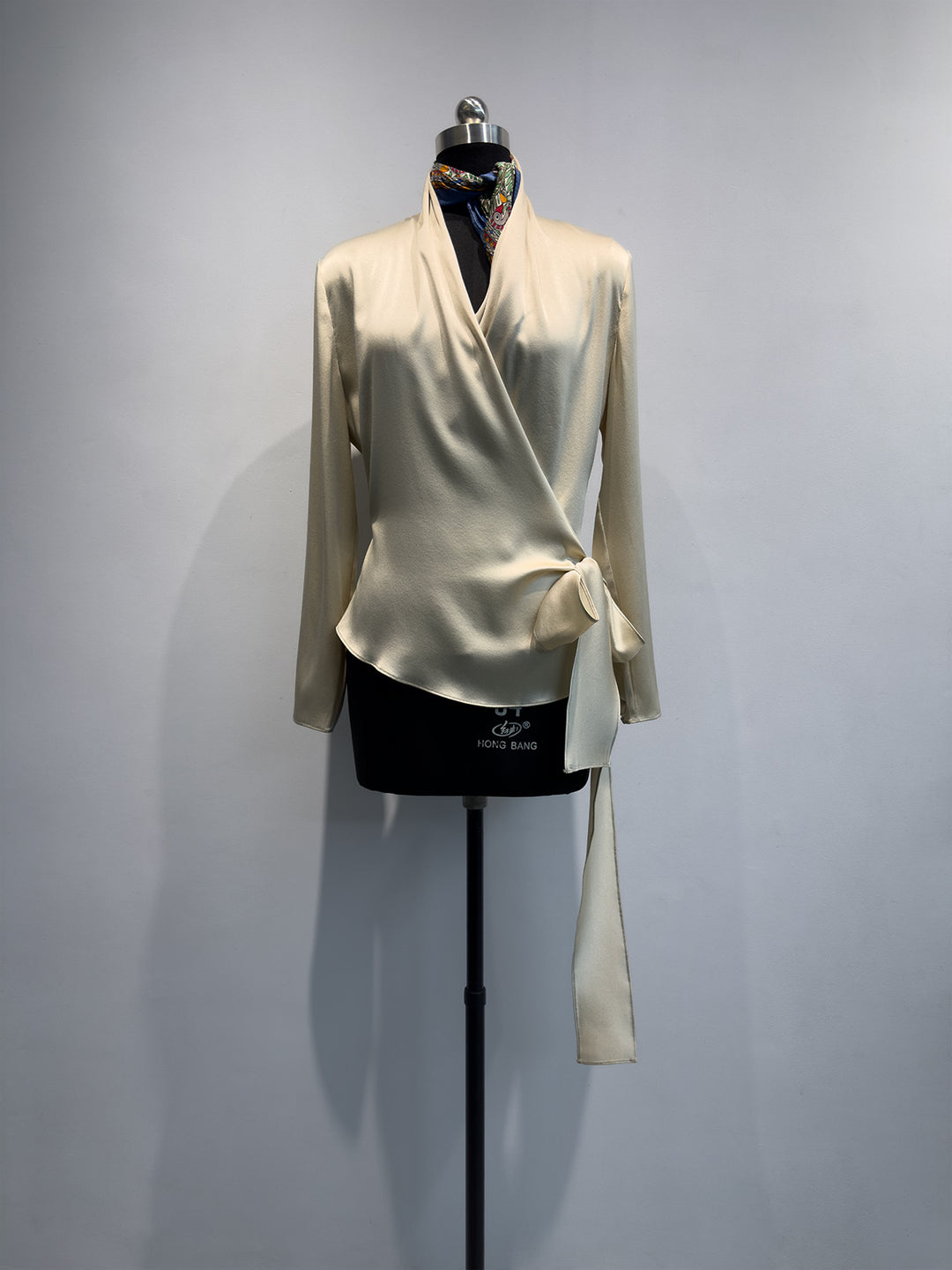 Damen Elegante Wickelbluse Echoarchiv