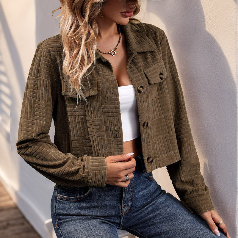 Damen Kurzjacke mit geometrischer Struktursteppung und aufgesetzten Brusttaschen Echoarchiv