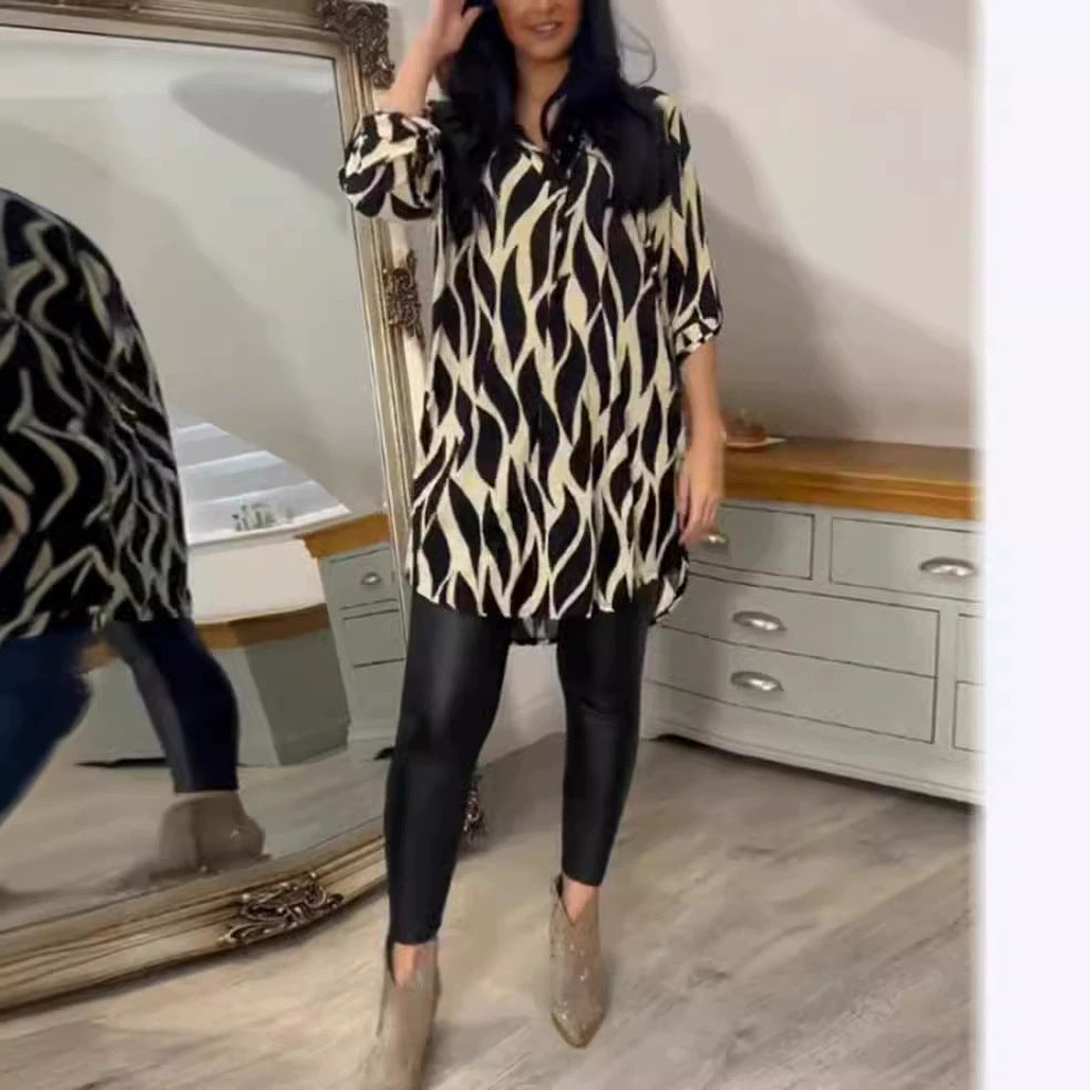 Damen nan oversized Tunika-Bluse mit organischem Blattprint, V-Ausschnitt, halber Knopfleiste und gerundetem Saum Echo Archiv