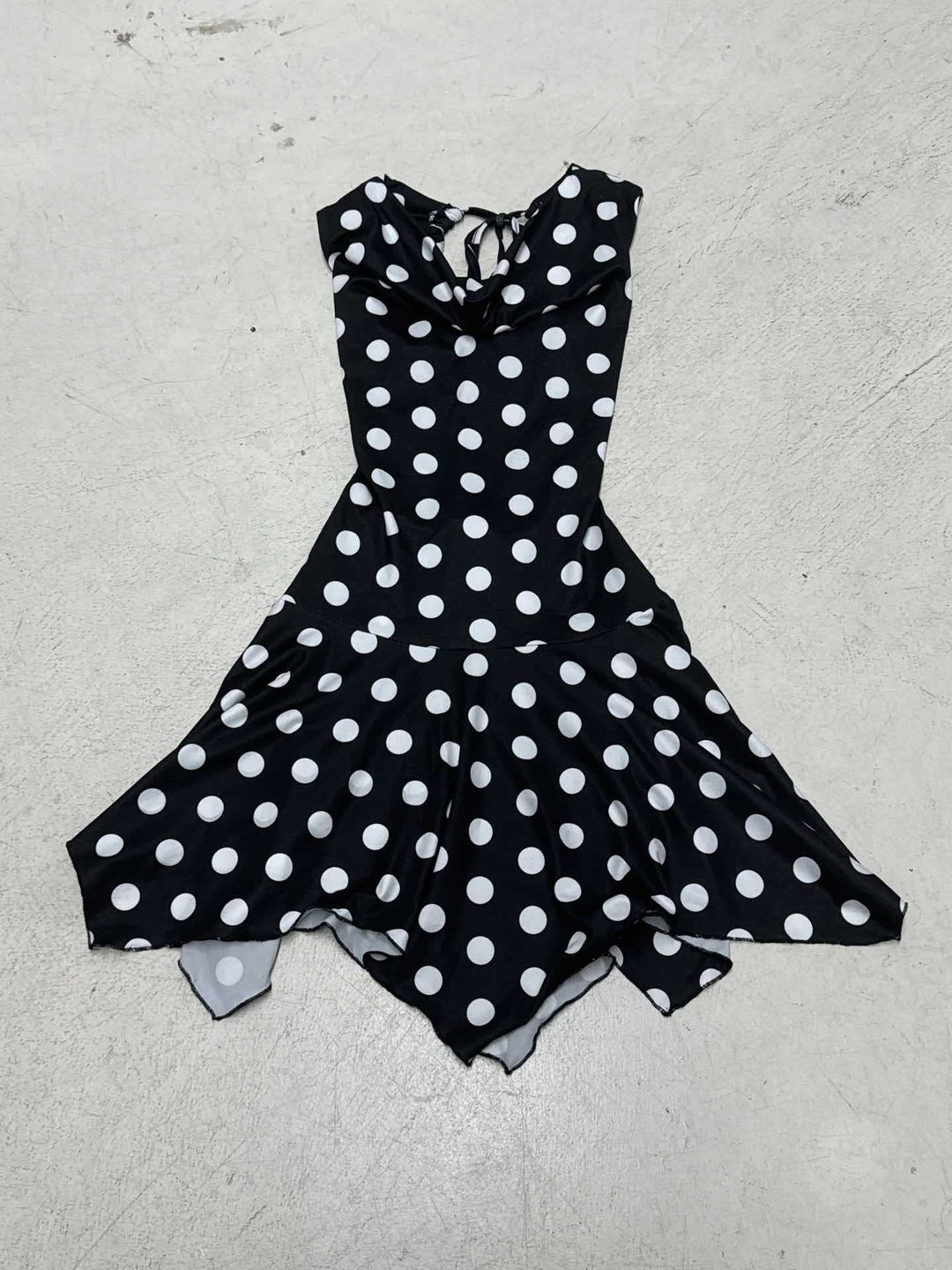 Damen verspieltes Polka Dot Kleid mit leichtem Stoff und tiefem V-Ausschnitt Echo Archiv