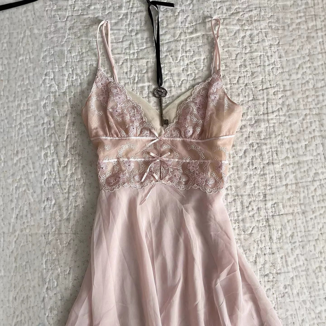 Damen Elegantes Nachthemd mit Spitzenverzierungen Echo Archiv