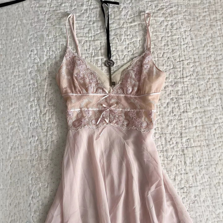 Damen Elegantes Nachthemd mit Spitzenverzierungen Echo Archiv