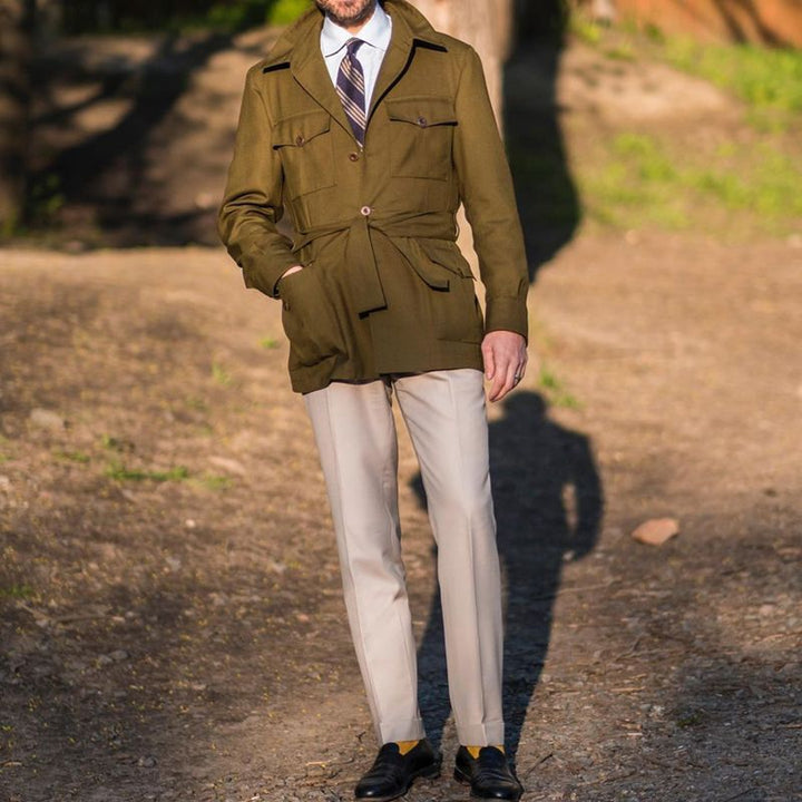 Herren Taillierte Feldjacke mit Bindegürtel, Pattentaschen und Kentkragen – Taviero