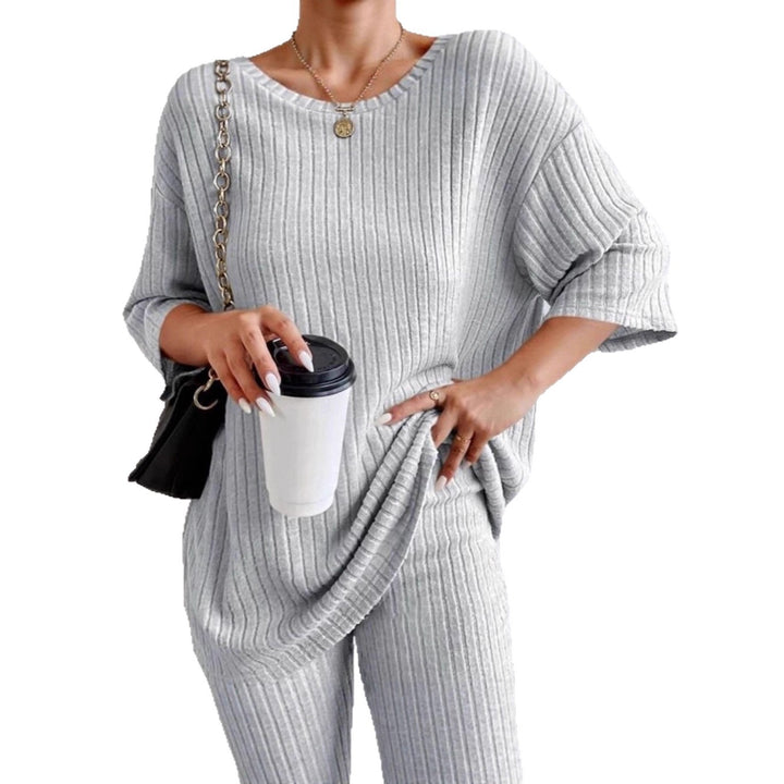 Damen Lässiges Rippstrick-Lounge-Set mit Oversize-Kurzarmoberteil und High-Waist-Biker-Shorts – Élanora