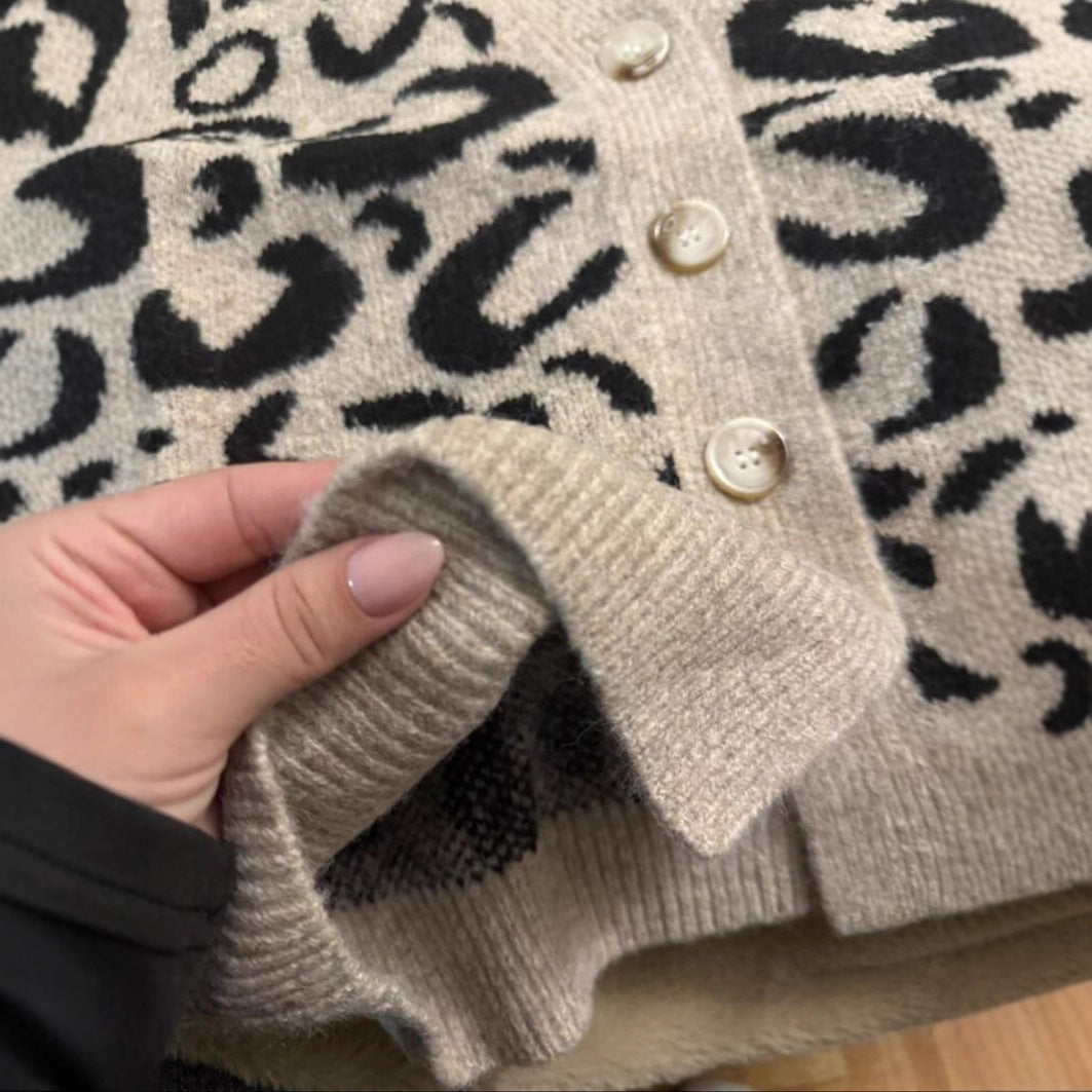 Damen Strickweste mit Animal-Jacquard und V-Ausschnitt – Célinea