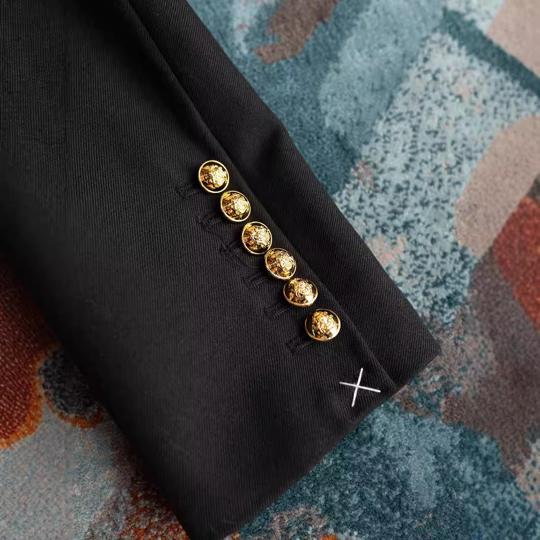 Damen Modische Jacke mit Stehkragen und goldenen Knöpfen Echoarchiv