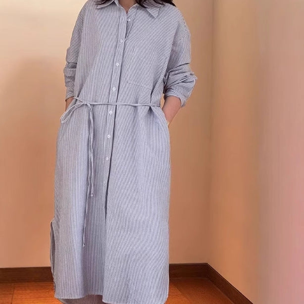 Damen Langes Hemdblusenkleid aus Popeline mit feiner Streifenstruktur, Kordel‑Taille und Seitenschlitzen – Élara