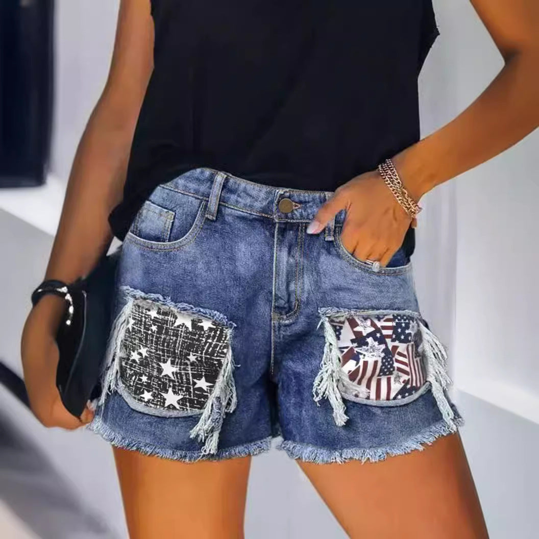 Damen Destroyed Denim-Shorts mit fransigen Taschen und modischen Aufnähern Echo Archiv