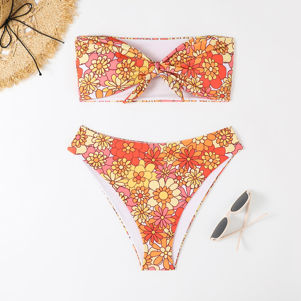 Damen Bandeau Bikini mit modischem Blumenmuster und verspieltem Knotendetail Echo Archiv