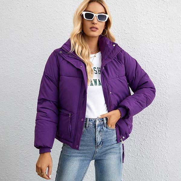 Damen kurze gesteppte Daunenoptik-Steppjacke mit hohem Stehkragen, Kordelzug und Ziptaschen – Célinea