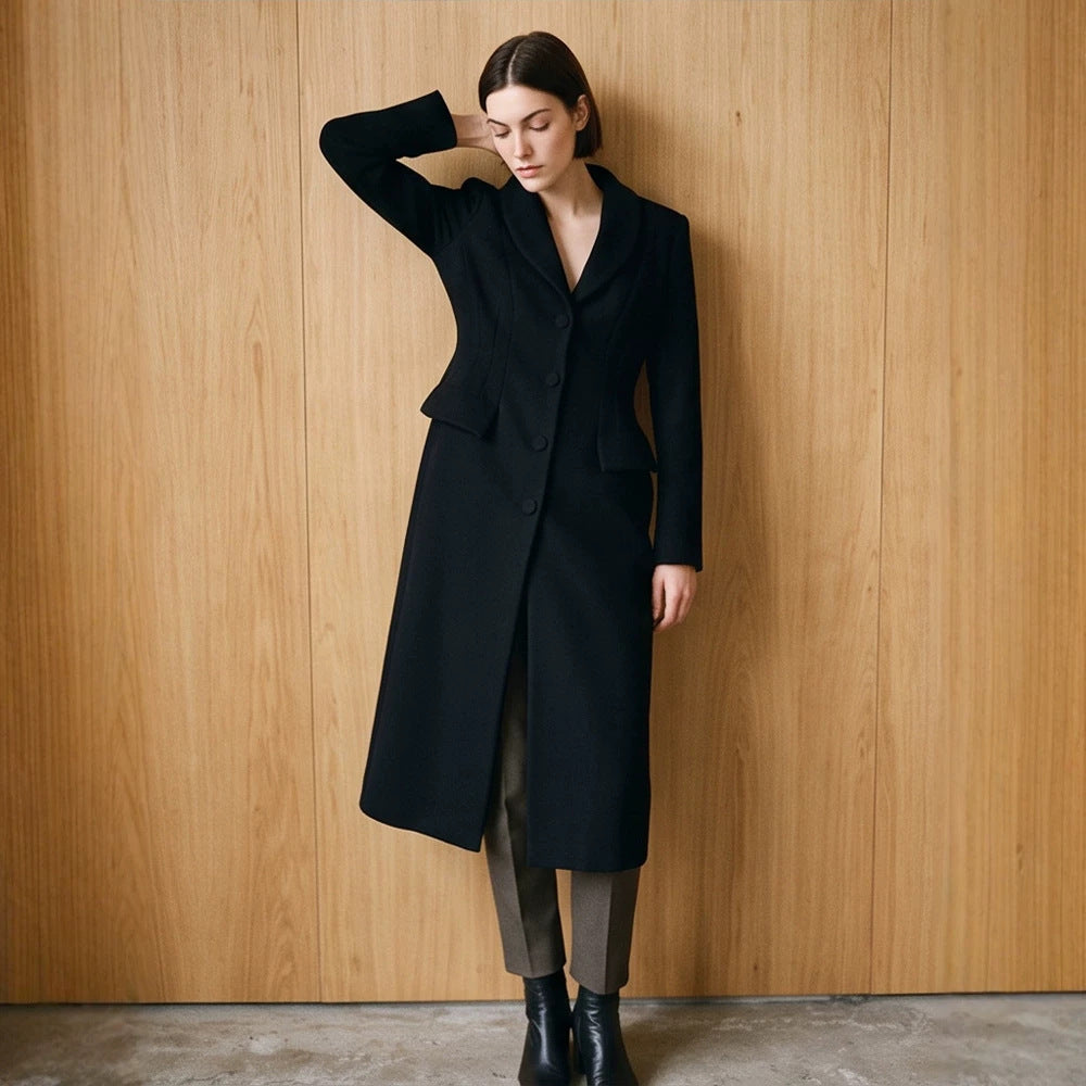 Damen Taillierter Longcoat mit Schalkragen und figurformenden Abnähern Echoarchiv