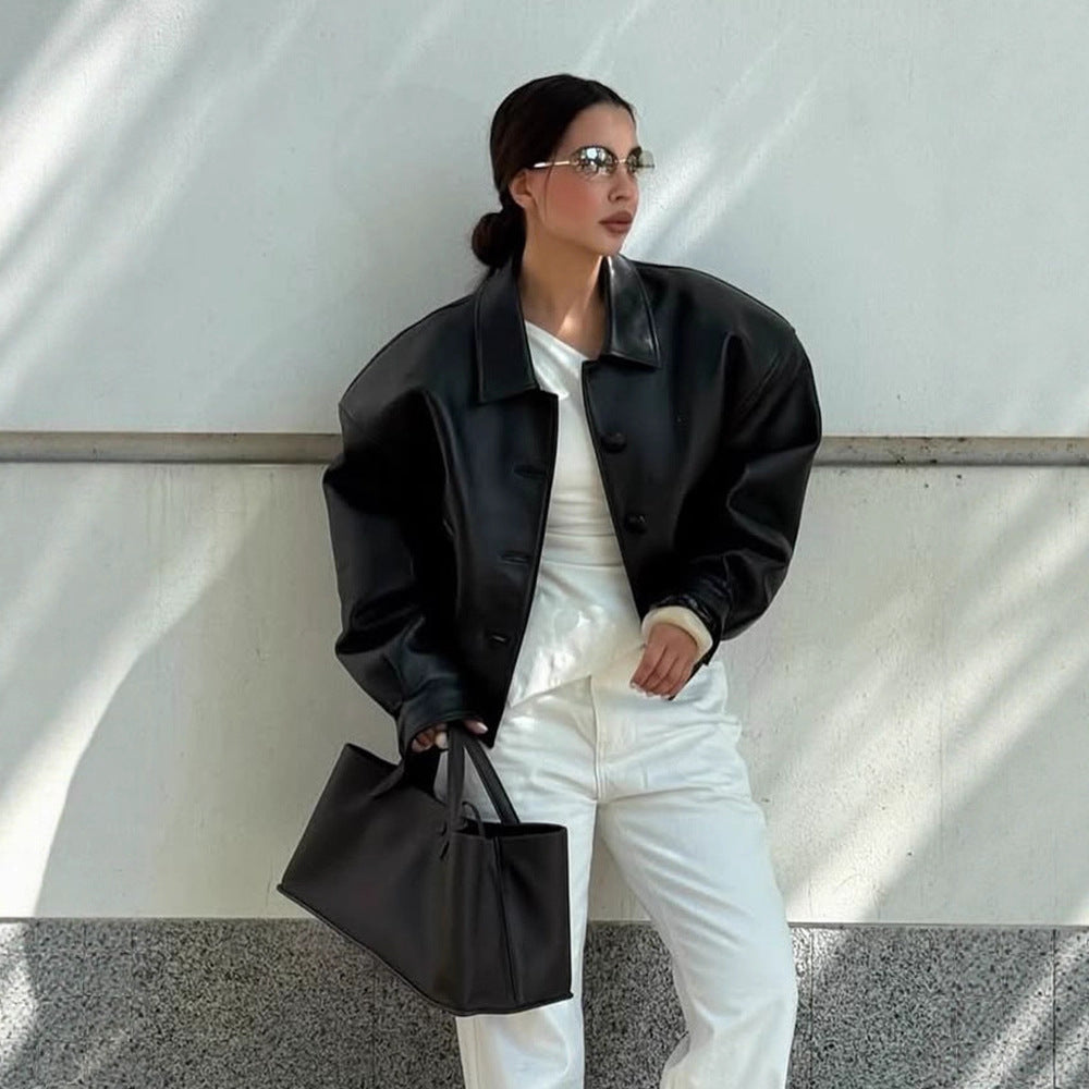 Damen Kurzjacke aus veganem Lederimitat im Boxy‑Cut mit oversized Schultern und verdeckter Knopfleiste Echoarchiv