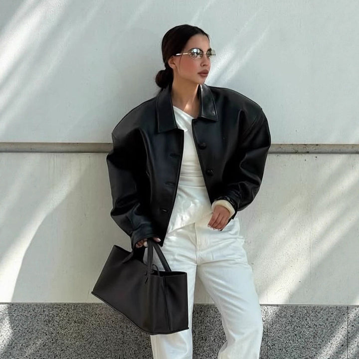 Damen Kurzjacke aus veganem Lederimitat im Boxy‑Cut mit oversized Schultern und verdeckter Knopfleiste Echoarchiv