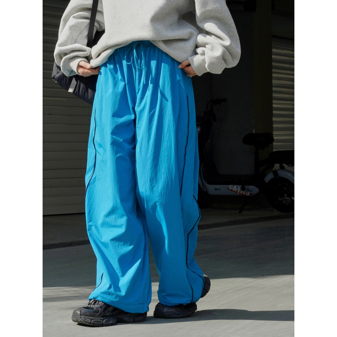 Damen Weite Nylon-Trainingshose mit Kontrastpaspeln und Elastbund Echoarchiv