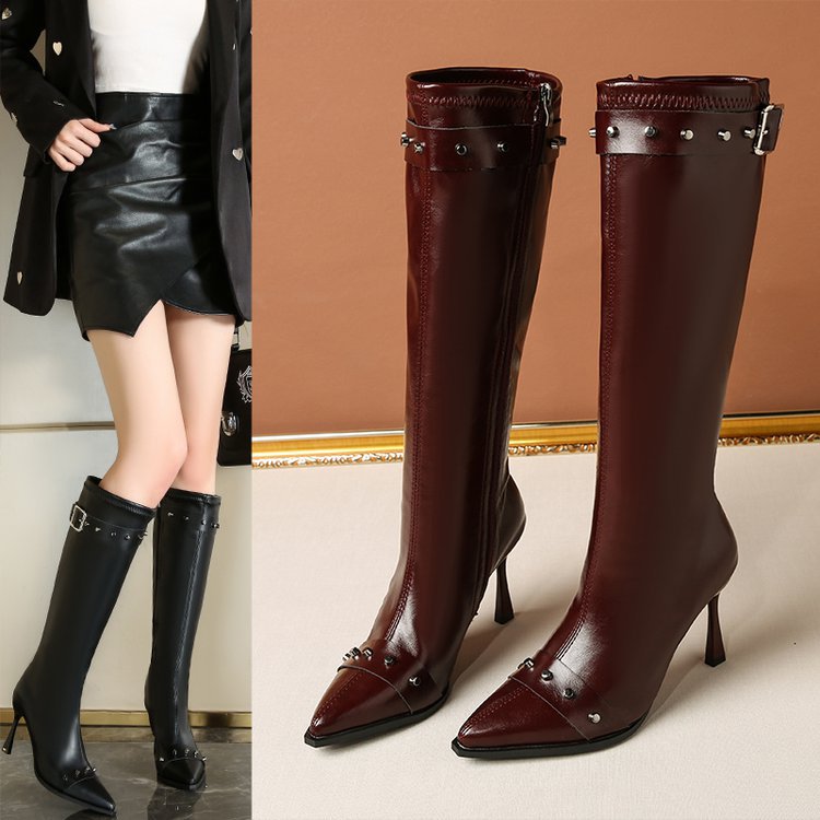 Damen Kniehohe Stiefel mit spitzer Zehenpartie, skulpturellem Stilettoabsatz und Zierriemen – Lioré