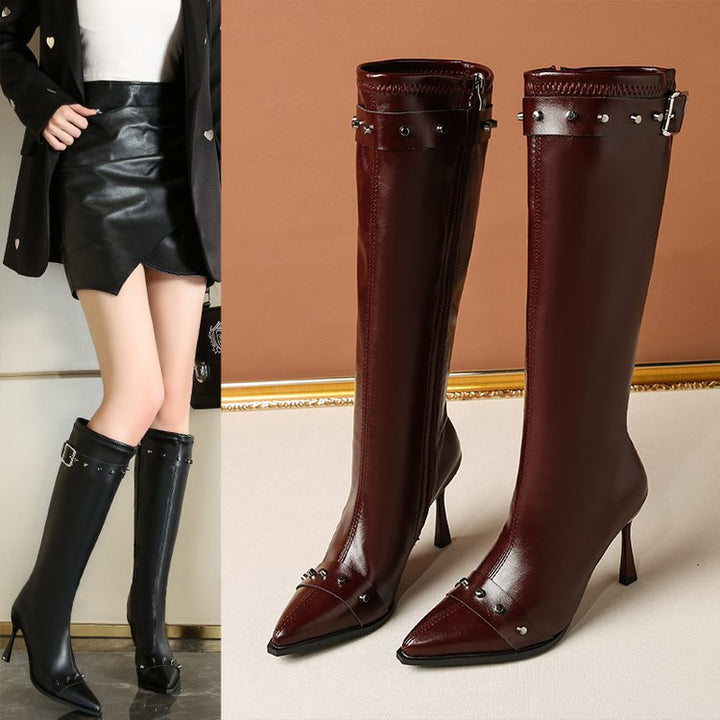Damen Kniehohe Stiefel mit spitzer Zehenpartie, skulpturellem Stilettoabsatz und Zierriemen – Lioré