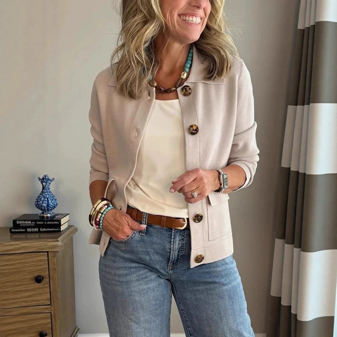 Damen Kurzstrickjacke mit Hemdkragen, aufgesetzten Taschen und Hornknöpfen Echo Archiv