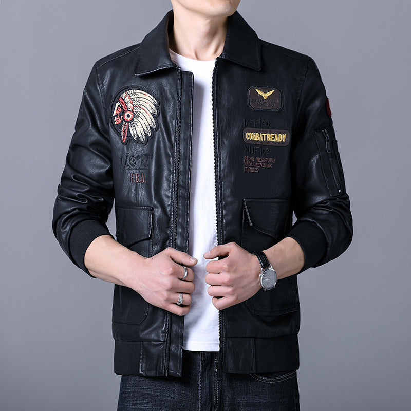Herren Piloten‑Bomberjacke aus Kunstleder mit gestickten Patches und Rippbündchen Echoarchiv