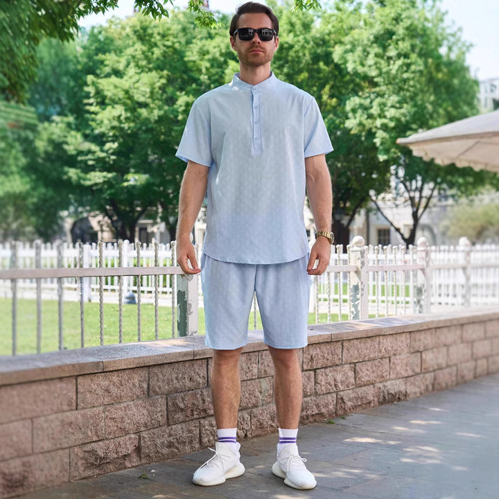 Herren lässiges Sommer Outfit mit Kurzarmhemd und Shorts Echoarchiv