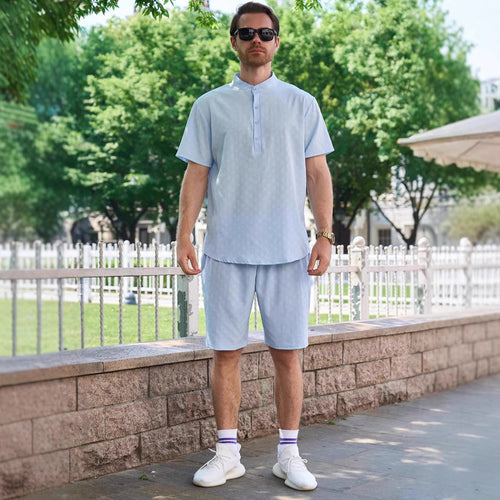 Herren lässiges Sommer Outfit mit Kurzarmhemd und Shorts Echoarchiv