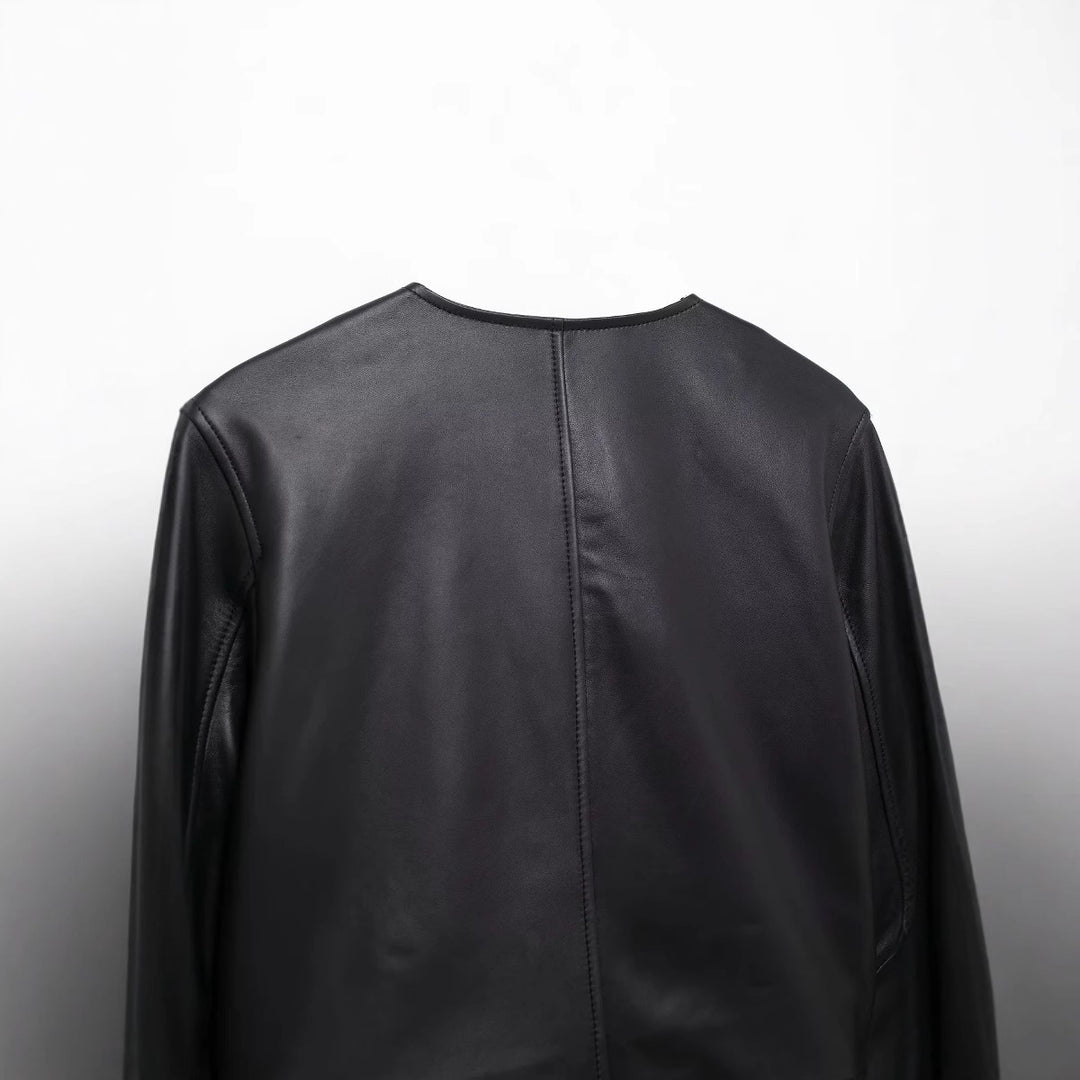 Damen cropped Kunstlederjacke mit Rundhalsausschnitt, doppelreihiger Knopfleiste und aufgesetzten Pattentaschen – Célinea