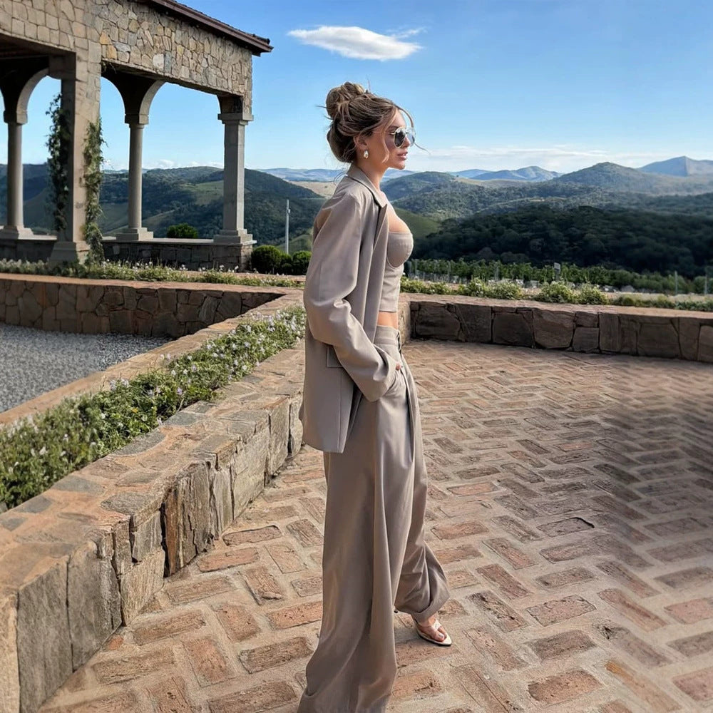 Damen Dreiteiliges Tailoring-Set mit Korsagen-Top, Oversized-Blazer und plissierter Weitbein-Hose Echoarchiv