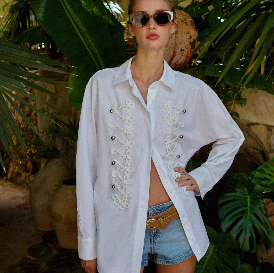 Damen Oversized-Bluse mit dekorativen Froschverschlüssen und Hemdkragen Echoarchiv